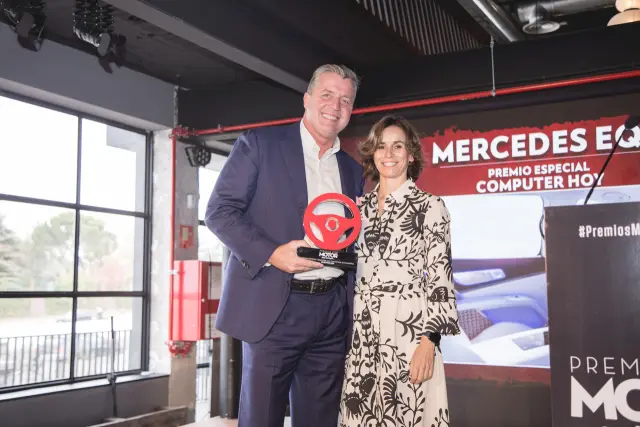 Roland Schell, presidente de Mercedes-Benz España, recibe el premio especial Computer Hoy al Mercedes EQS, del que le hace entrega Mila lavín, directora del área de tecnología y entretenimiento de Axel Springer.