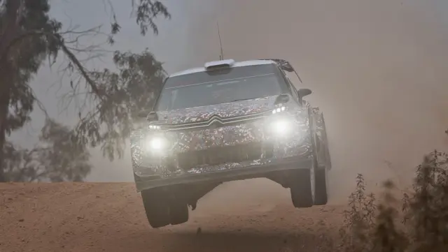 Cuando el C3 WRC 2017 despega, las suspensiones reciben el salto sin inmutarse.
