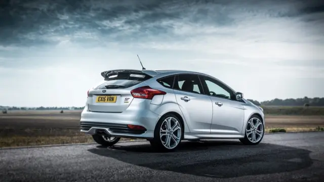 Ford Focus ST 275 CV trasera