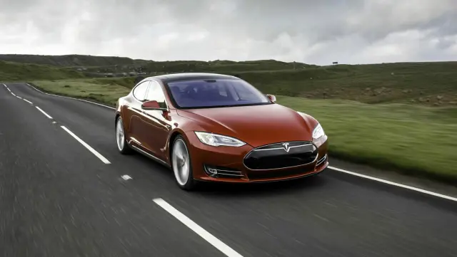 En uno de los 'supercargadores' de Tesla, podrás obtener autonomía para casi 200 km en una hora.