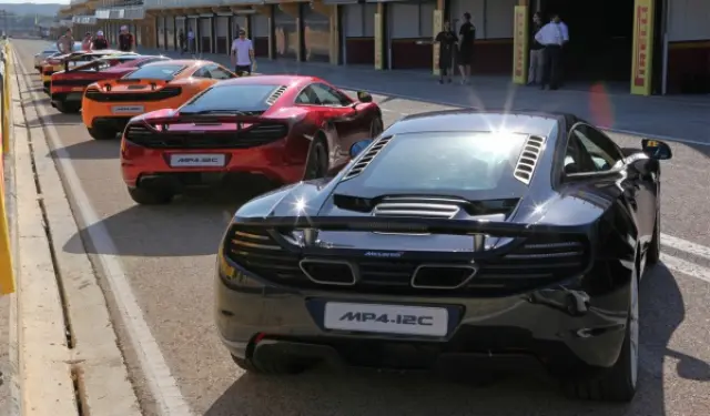 Cuatro McLaren MP4-12C esperando en el pit lane de Cheste