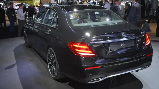 Mercedes-AMG E43 4Matic 2016 zaga