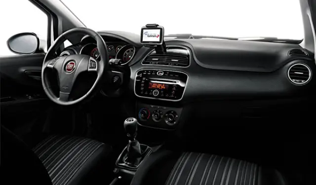 Entre otros elementos cuenta con un navegador TomTom integrado