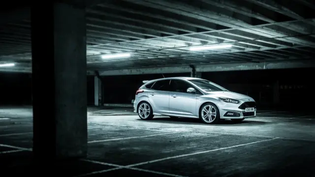Ford Focus ST 275 CV perfil 1
