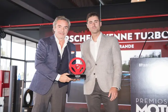David López (Auto Bild) hace entrega a Tomás Villén (izda.), director general de Porsche Ibérica, del premio al Porsche Cayenne Coupé Turbo GT como el mejor SUV grande.