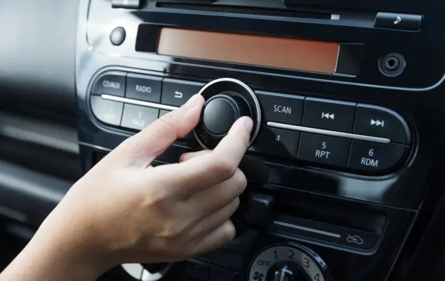 Llevar la música alta son 100 euros, pero a todo volumen y frente a un hospital, 2.400 euros.