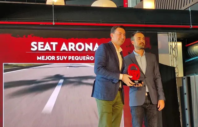 Carlos de Luis (izda.), director de comunicación de Seat y Cupra, con el premio al mejor SUV pequeño que ha ganado el Seat Arona y del que le hace entrega Hugo Valverde (Auto Bild).