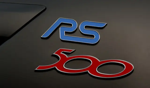 En el exterior, un logo exclusivo lo identifica