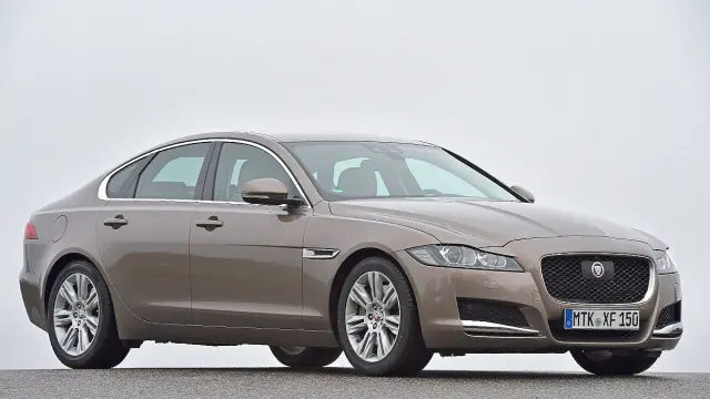 Jaguar XF delantera