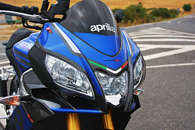 Aprilia Tuono 1100 RR. Frontal de triple óptica.