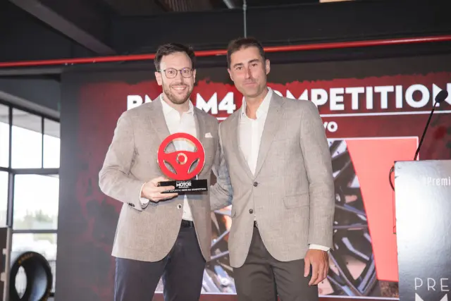 Borja Hormigos, jefe de prensa de BMW, recibe el premio al mejor deportivo para el BMW M4 Competition.