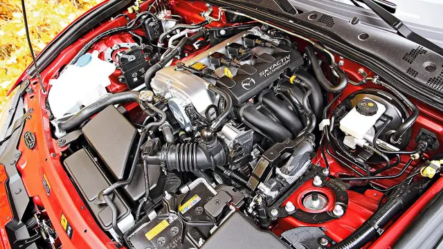 Mazda MX-5 detalle morro motor