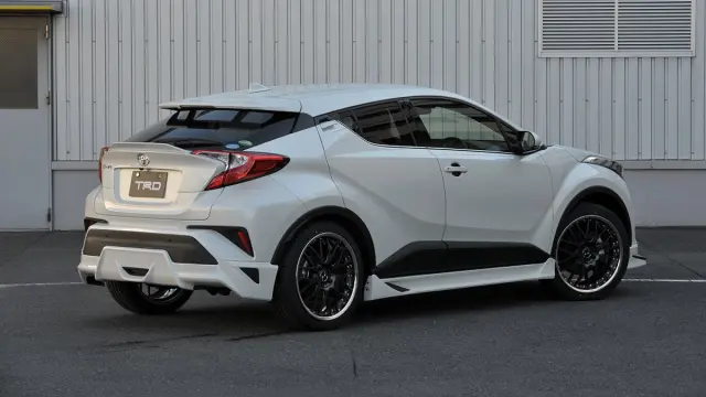 Tokio-Auto-Salón-2017-Toyota-c-hr-aggresive-style-zaga