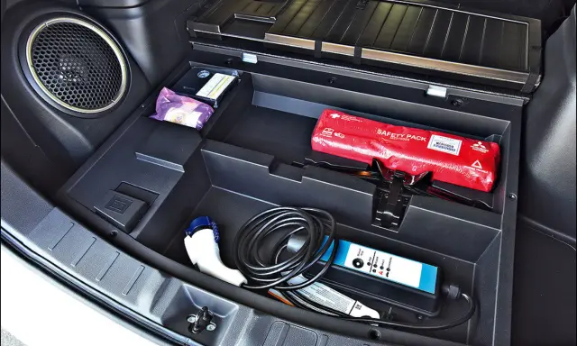 En el maletero hay hueco para los cables y un subwoofer