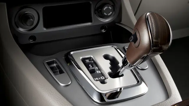 Prueba SsangYong Rodius detalle cambio automático