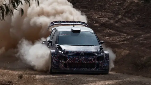 Fíjate en el alerón del Citroën C3 WRC 2017; es impresionante.