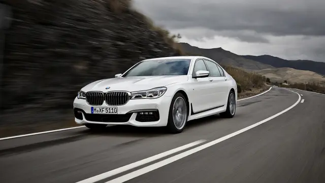 Nuevo BMW Serie 7 2015 curva