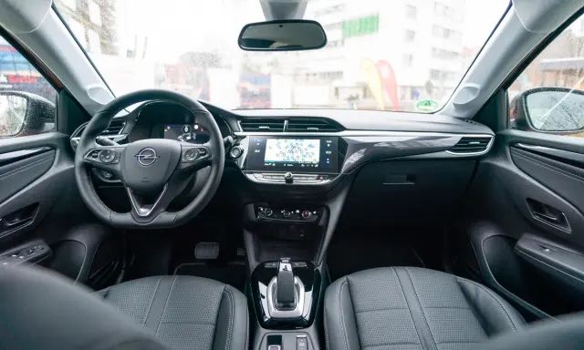 El habitáculo del Opel Corsa-e es sencillo y funcional.