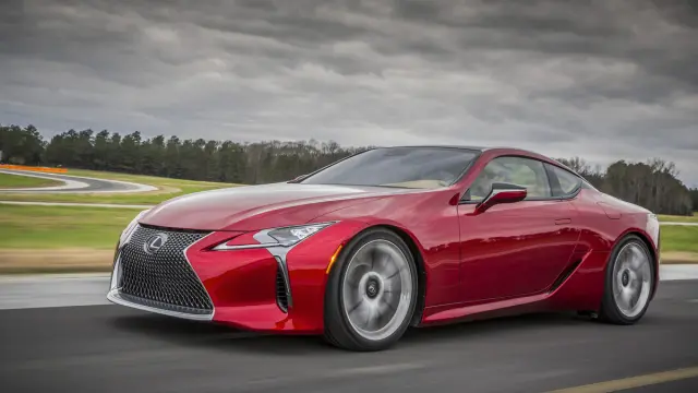 Lexus LC 500 movimiento tres cuartos