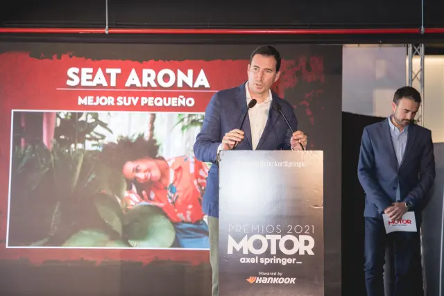 Carlos de Luis, agradece el premio al mejor SUV pequeño para el Seat Arona.