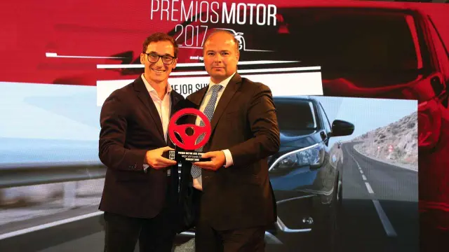 Eduardo García, director de comunicación de Peugeot, recoge el premio al mejor SUV grande: 5008