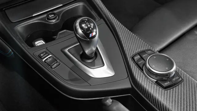 BMW-M2-Coupe-palanca-de-cambios