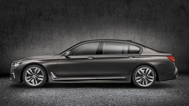 BMW M760Li xDrive lateral