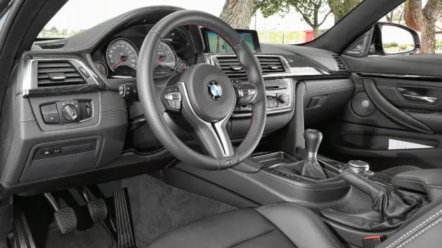BMW-M4-Coupe-salpicadero