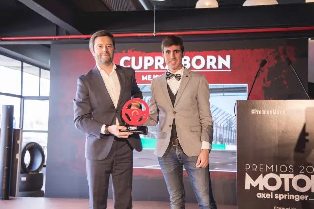 Víctor Sarasola, director comercial de Cupra España, recibe el premio al mejor compacto para el Cupra Born de manos de Luis I. Guisado (Auto Bild)