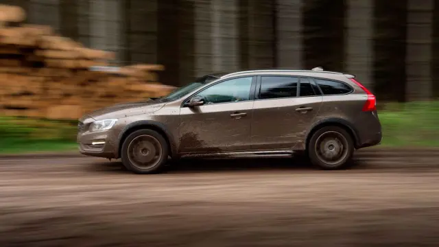 volvo V60 Cross Country 2016 dinámica campo perfil
