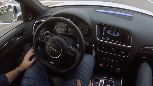 Audi SQ5 autónomo volante