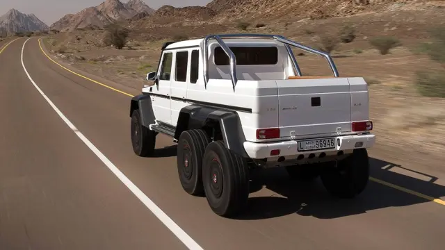 cinco todoterrenos radicales Mercedes G63 AMG 6x6 trasera