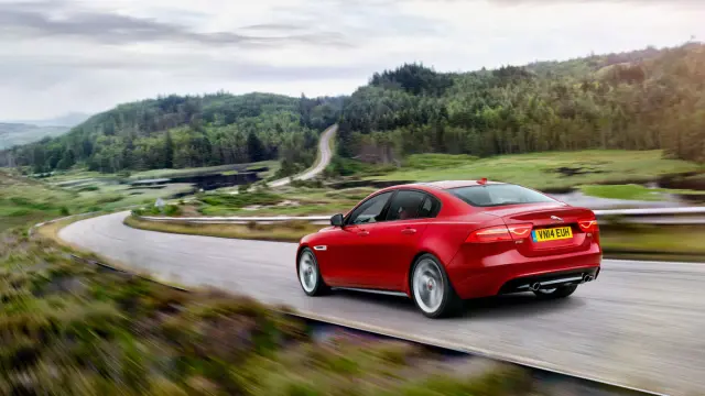 Jaguar XE trasera
