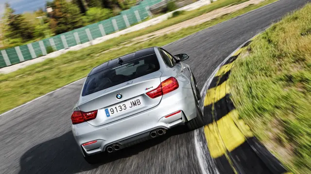 BMW-M4-Coupe-trasera-curva