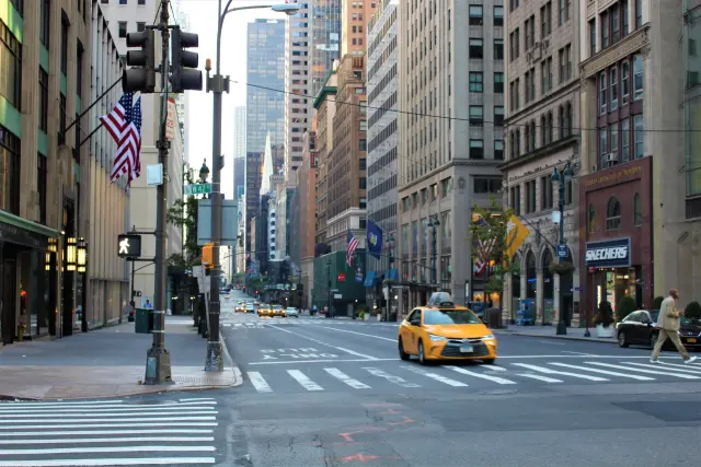 Aparcar en las calles comerciales de Nueva York cuesta 27 euros la hora
