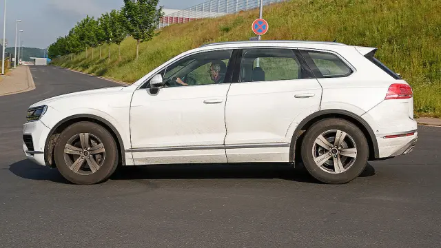 Volkswagen Touareg 2018 cazado perfil