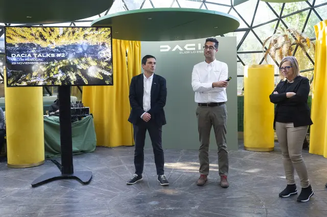 Francisco Hidalgo, director general de Dacia en España y Portugal (en el centro) nos explica la importancia del valor residual para Dacia, apoyado por Ana Azofra, responsable de valoración en Eurotax.