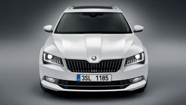 Skoda Superb Combi 2015 frontal estudio