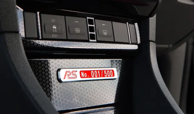 La placa de numeración y un acabado en efecto fibra de carbono distinguen la consola central