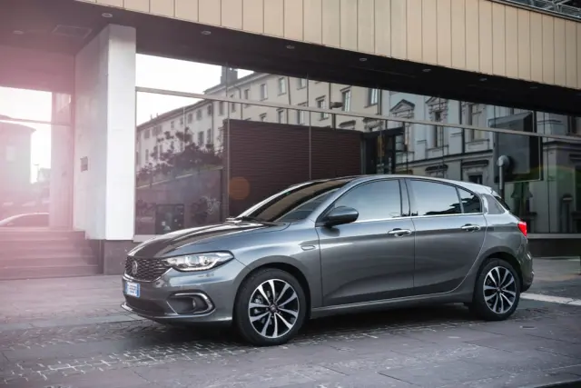 Fiat Tipo de cinco puertas lateral 2