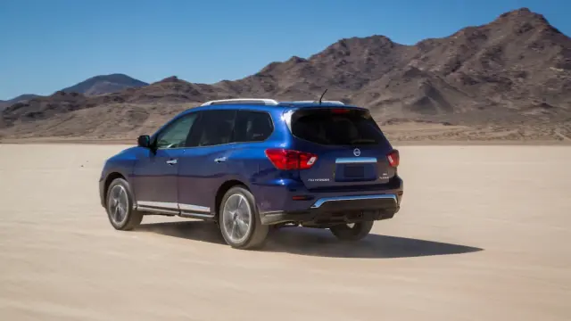 Nissan Pathfinder 2017 trasera movimiento