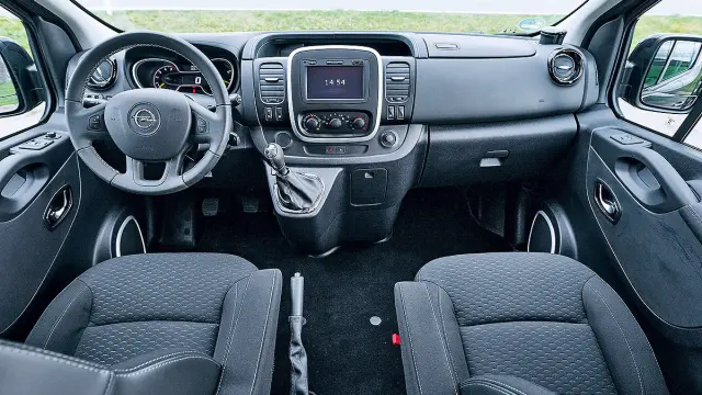 Opel Vivaro Free dentro volante