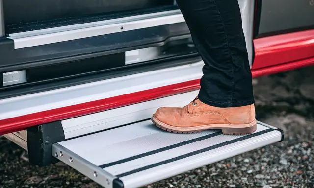 El escalón eléctrico es estándar y se extiende automáticamente tan pronto como se abre la puerta corredera
