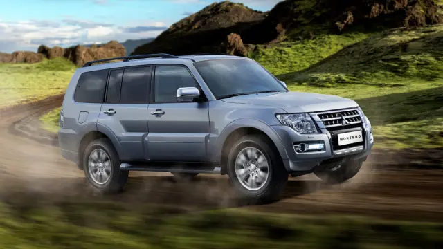 cinco todoterrenos radicales Mitsubishi Montero lateral