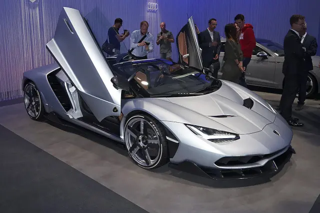 Lamborghini Centenario Roadster. Unos 2,08 millones de euros. 2,04 kg por CV. Más de 350 km/h. En 2017.