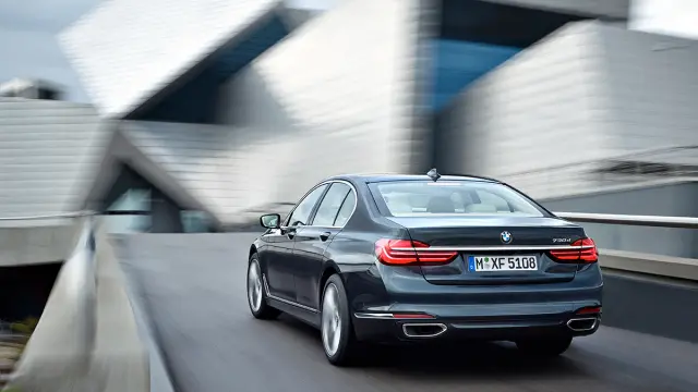 Nuevo BMW Serie 7 2015 trasera 2