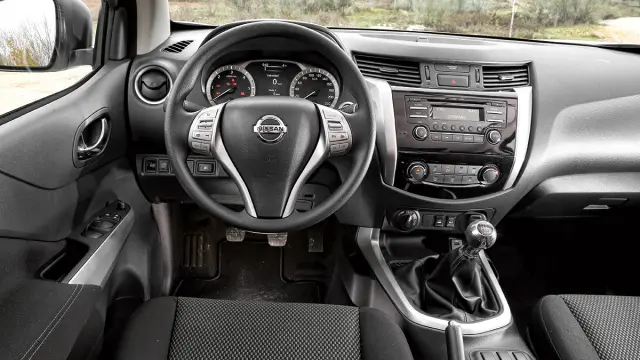 Nissan NP300 Navara 2.3 dCi Doble Cabina habitáculo