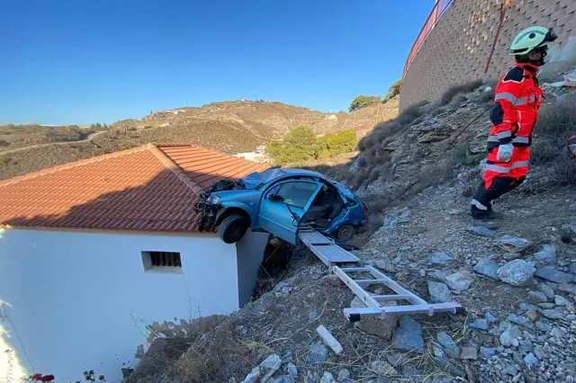 El conductor sufrió múltiples fracturas y fue trasladado al Hospital de Traumatología de Granada