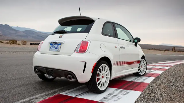 coches-divertidos-eficientes-Abarth-500-zaga