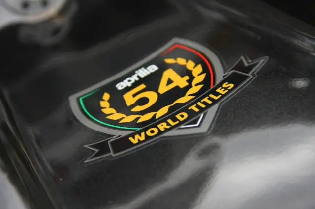 Aprilia Tuono 1100 RR. Detalle en el depósito, 54 veces campeones del mundo.
